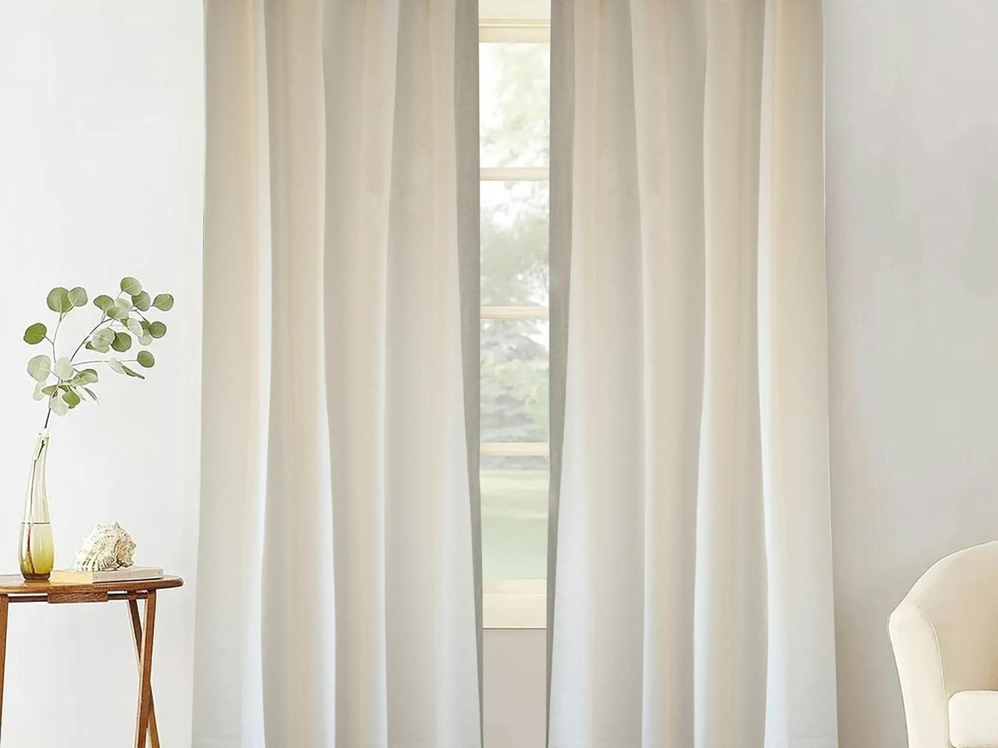 Ösenschals am Fenster — das Tageslicht wird gefiltert, nicht ausgesperrt